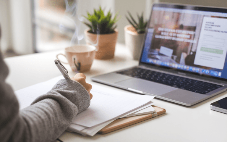 Écriture inspirante de titres accrocheurs sur bureau moderne avec ordinateur portable et café.