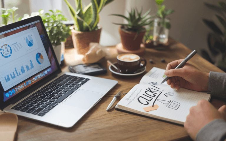 Bureau moderne avec un ordinateur portable montrant des graphiques de données marketing, cahier avec le mot