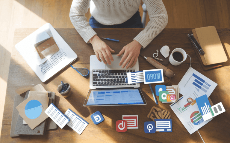 Une personne concentrée sur un ordinateur portable, entourée d’icônes de réseaux sociaux, d’enveloppes d'e-mails, et de graphiques de croissance, symbolisant la stratégie numérique et la rédaction articles SEO.