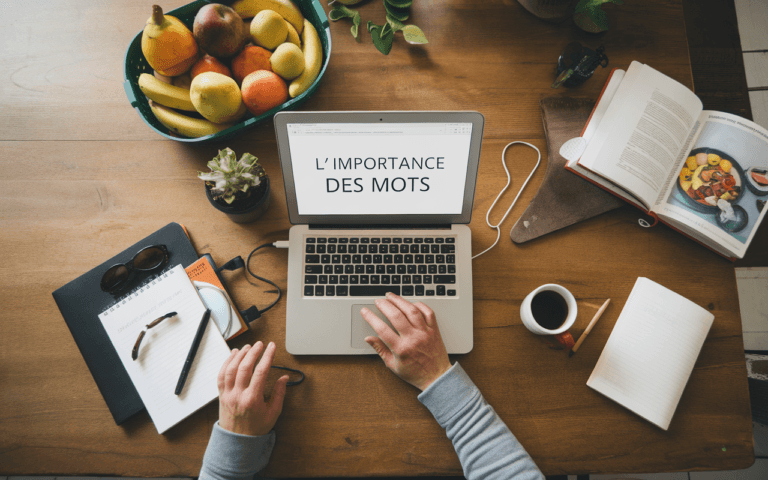 Bureau moderne inspirant pour créer des titres accrocheurs avec ordi, carnet et café, éléments culinaires en arrière-plan.