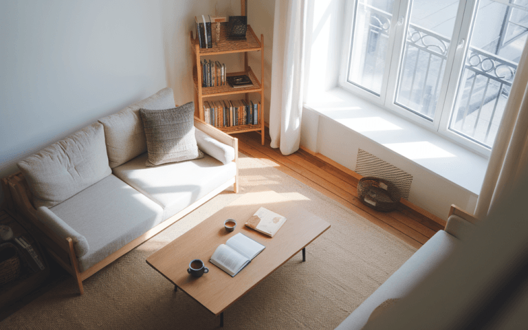 Espace de vie minimaliste et lumineux, inspirant la simplicité pour créer un blog axé sur la tranquillité et la réflexion.