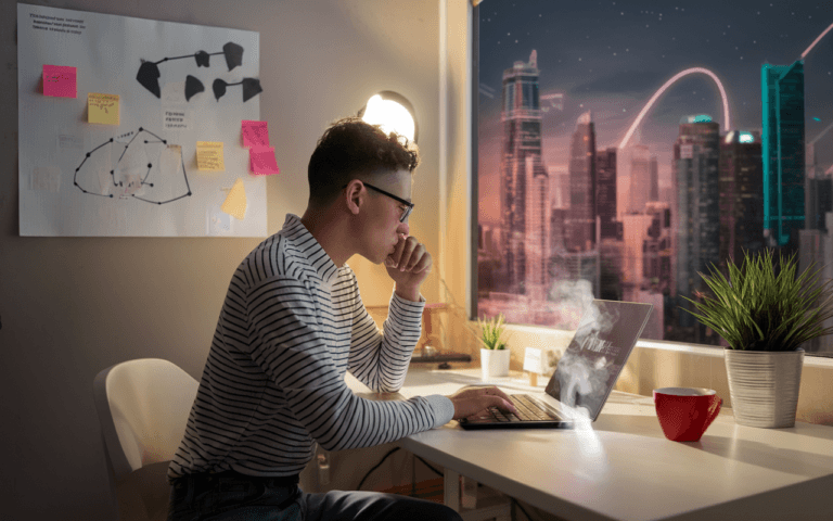 Personne créant un blog sur ordinateur portable dans un bureau moderne et lumineux avec vue sur une ville futuriste.