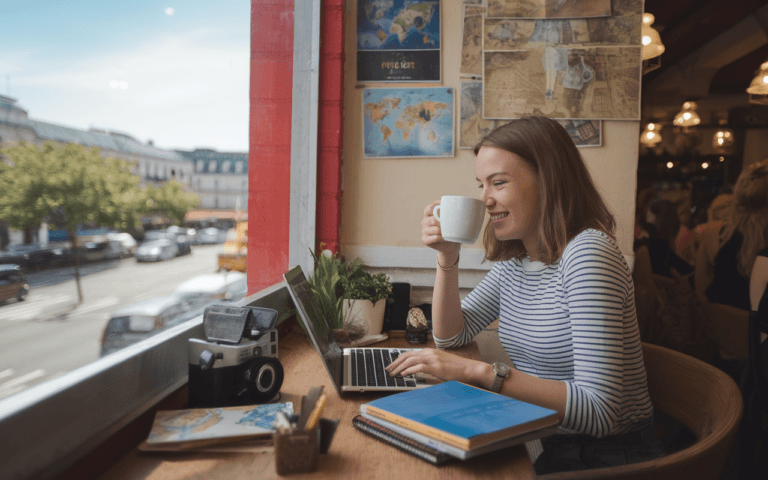 Jeune blogueuse créant son blog à créer dans un café rustique, entourée de carnets de voyage et d'un appareil photo vintage, vue urbaine dynamique par la fenêtre.