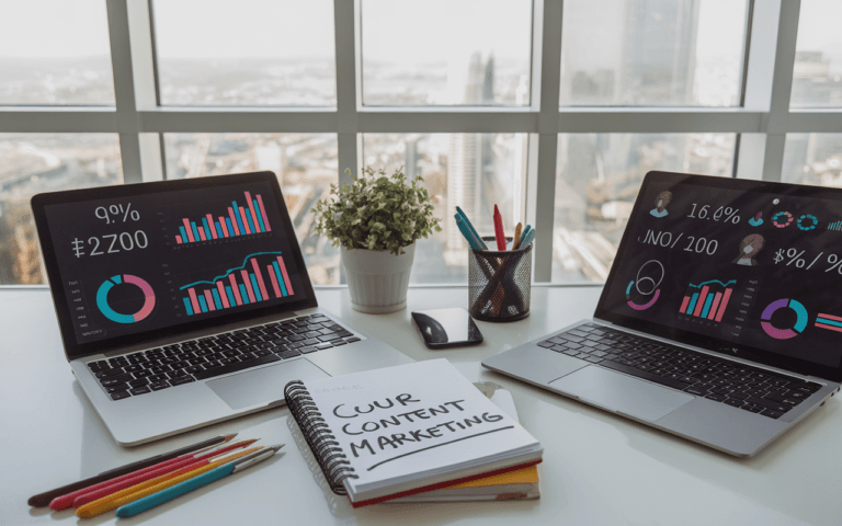 Bureau moderne avec ordinateurs montrant des graphiques de performance, carnet de notes sur le content marketing et ambiance lumineuse propice à la créativité.