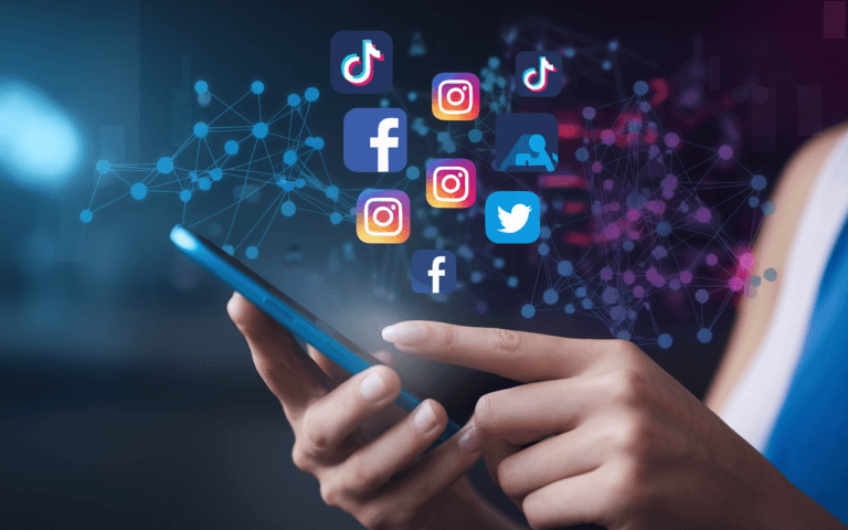 Faire connaître son site internet en 2025 : main tenant smartphone vibrant avec icônes réseaux sociaux, graphismes numériques de connectivité, éclairage futuriste bleu-violet.