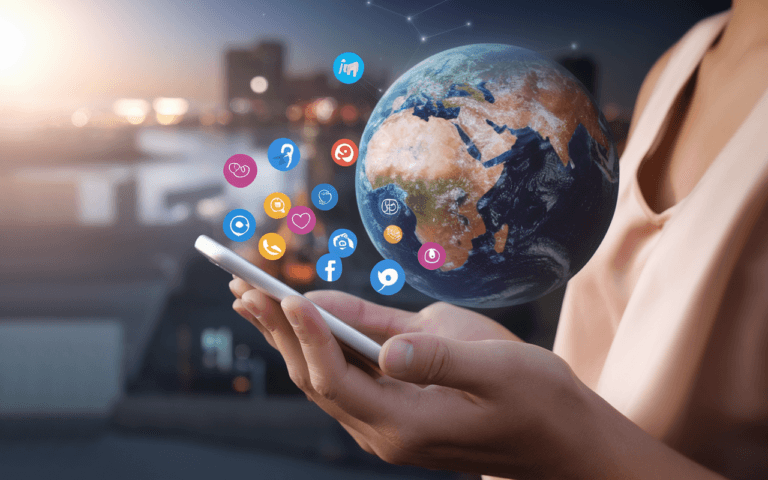 Main tenant un smartphone avec icônes de réseaux sociaux sur fond de globe terrestre, symbolisant l'impact mondial de la stratégie digitale.