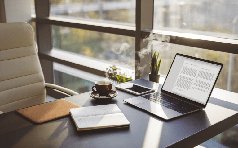Bureau moderne avec ordinateur portable et carnet, cadre parfait pour un rédacteur contenu web créatif.