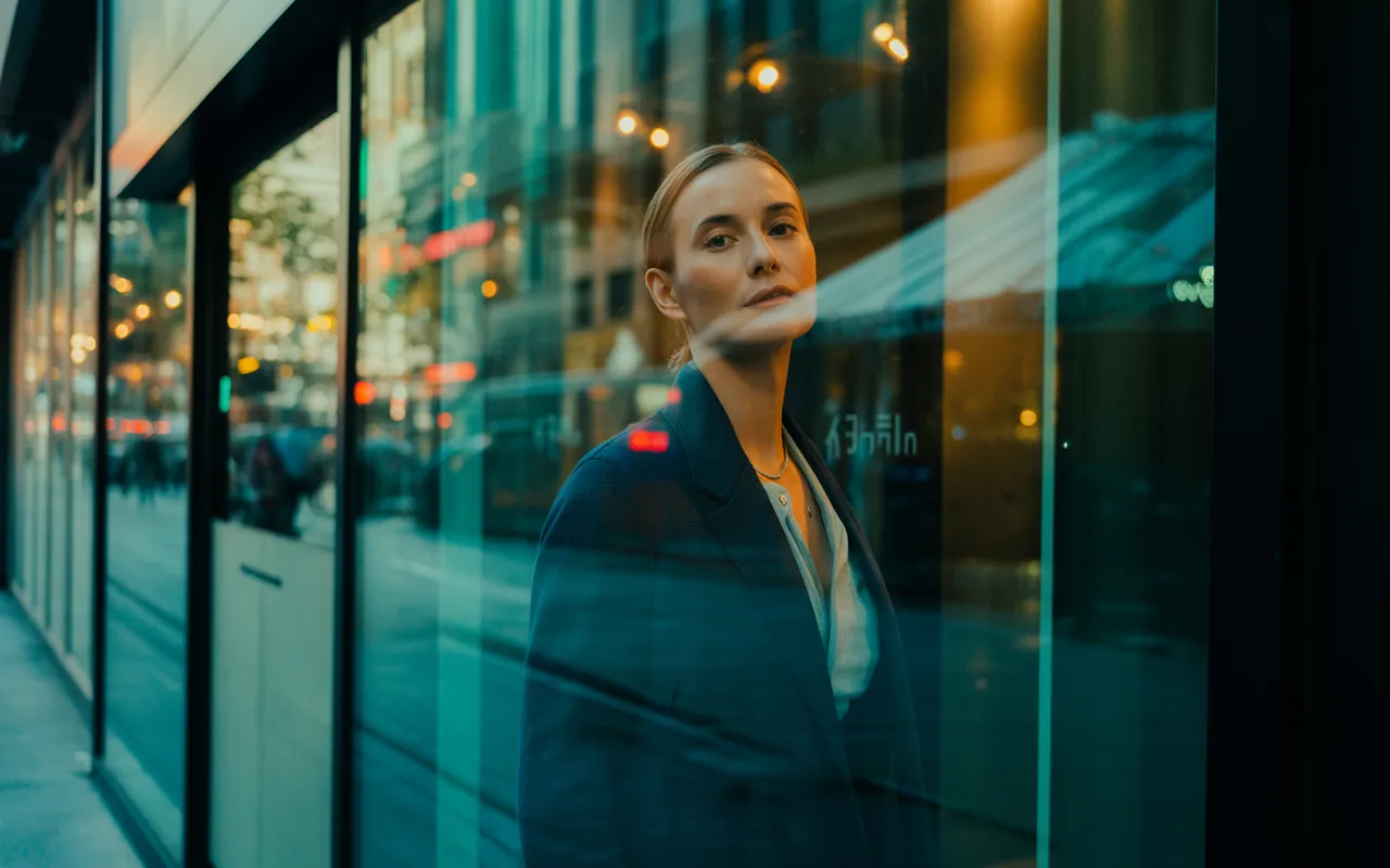 Comment Sharp Articles aide les entreprises à être visibles: entrepreneur confiant, cadré poitrine, devant une vitrine moderne aux reflets urbains, lumière golden hour, bokeh prononcé, style publicitaire haut de gamme.